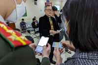 Chuyện cảm động trong ngày đầu cấp hộ chiếu gắn chíp ở Hà Nội