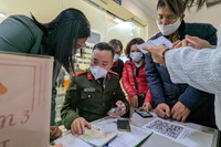 Chuyện cảm động trong ngày đầu cấp hộ chiếu gắn chíp ở Hà Nội