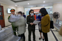 Chuyện cảm động trong ngày đầu cấp hộ chiếu gắn chíp ở Hà Nội