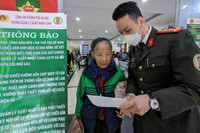 Chuyện cảm động trong ngày đầu cấp hộ chiếu gắn chíp ở Hà Nội