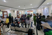 Chuyện cảm động trong ngày đầu cấp hộ chiếu gắn chíp ở Hà Nội