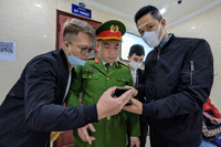 Chuyện cảm động trong ngày đầu cấp hộ chiếu gắn chíp ở Hà Nội