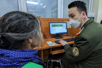 Chuyện cảm động trong ngày đầu cấp hộ chiếu gắn chíp ở Hà Nội