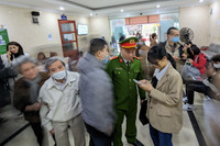 Chuyện cảm động trong ngày đầu cấp hộ chiếu gắn chíp ở Hà Nội