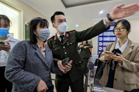 Chuyện cảm động trong ngày đầu cấp hộ chiếu gắn chíp ở Hà Nội