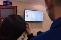 Chuyện cảm động trong ngày đầu cấp hộ chiếu gắn chíp ở Hà Nội