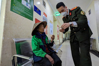 Chuyện cảm động trong ngày đầu cấp hộ chiếu gắn chíp ở Hà Nội