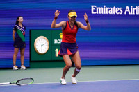 [ẢNH] Khoảnh khắc đăng quang lịch sử của 'bông hồng lai' Emma Raducanu