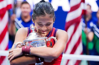 [ẢNH] Khoảnh khắc đăng quang lịch sử của 'bông hồng lai' Emma Raducanu