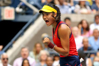 [ẢNH] Khoảnh khắc đăng quang lịch sử của 'bông hồng lai' Emma Raducanu