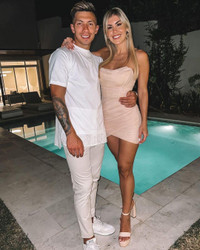 Vẻ đẹp nóng bỏng của bạn gái tân binh MU Lisandro Martinez