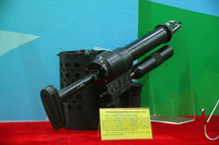 Tiểu liên và súng ngắn Việt Nam sản xuất trong dàn vũ khí khủng của lực lượng cảnh sát đang trưng bày ở Hà Nội