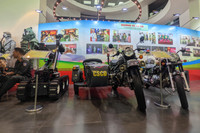 Tiểu liên và súng ngắn Việt Nam sản xuất trong dàn vũ khí khủng của lực lượng cảnh sát đang trưng bày ở Hà Nội