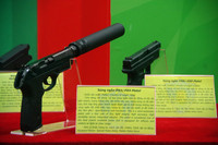 Tiểu liên và súng ngắn Việt Nam sản xuất trong dàn vũ khí khủng của lực lượng cảnh sát đang trưng bày ở Hà Nội