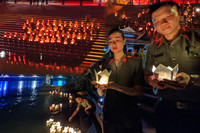 Xúc động hình ảnh Công an Thủ đô thành kính thả hoa đăng nhớ ơn các liệt sỹ trên dòng Thạch Hãn