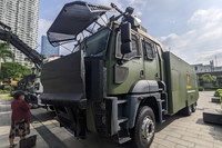 Tiểu liên và súng ngắn Việt Nam sản xuất trong dàn vũ khí khủng của lực lượng cảnh sát đang trưng bày ở Hà Nội