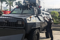 Tiểu liên và súng ngắn Việt Nam sản xuất trong dàn vũ khí khủng của lực lượng cảnh sát đang trưng bày ở Hà Nội