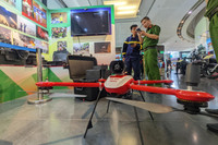 Tiểu liên và súng ngắn Việt Nam sản xuất trong dàn vũ khí khủng của lực lượng cảnh sát đang trưng bày ở Hà Nội