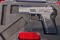 Tiểu liên và súng ngắn Việt Nam sản xuất trong dàn vũ khí khủng của lực lượng cảnh sát đang trưng bày ở Hà Nội