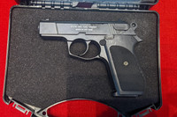 Tiểu liên và súng ngắn Việt Nam sản xuất trong dàn vũ khí khủng của lực lượng cảnh sát đang trưng bày ở Hà Nội