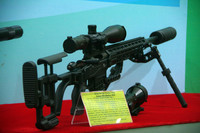 Tiểu liên và súng ngắn Việt Nam sản xuất trong dàn vũ khí khủng của lực lượng cảnh sát đang trưng bày ở Hà Nội