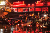 Xúc động hình ảnh Công an Thủ đô thành kính thả hoa đăng nhớ ơn các liệt sỹ trên dòng Thạch Hãn