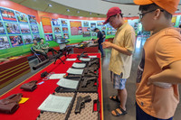 Tiểu liên và súng ngắn Việt Nam sản xuất trong dàn vũ khí khủng của lực lượng cảnh sát đang trưng bày ở Hà Nội