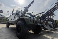 Tiểu liên và súng ngắn Việt Nam sản xuất trong dàn vũ khí khủng của lực lượng cảnh sát đang trưng bày ở Hà Nội