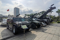 Tiểu liên và súng ngắn Việt Nam sản xuất trong dàn vũ khí khủng của lực lượng cảnh sát đang trưng bày ở Hà Nội