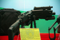 Tiểu liên và súng ngắn Việt Nam sản xuất trong dàn vũ khí khủng của lực lượng cảnh sát đang trưng bày ở Hà Nội