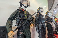 Tiểu liên và súng ngắn Việt Nam sản xuất trong dàn vũ khí khủng của lực lượng cảnh sát đang trưng bày ở Hà Nội