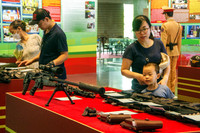 Tiểu liên và súng ngắn Việt Nam sản xuất trong dàn vũ khí khủng của lực lượng cảnh sát đang trưng bày ở Hà Nội