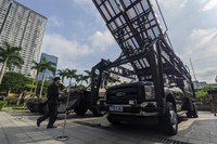 Tiểu liên và súng ngắn Việt Nam sản xuất trong dàn vũ khí khủng của lực lượng cảnh sát đang trưng bày ở Hà Nội