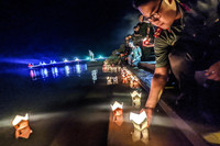 Xúc động hình ảnh Công an Thủ đô thành kính thả hoa đăng nhớ ơn các liệt sỹ trên dòng Thạch Hãn