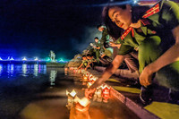 Xúc động hình ảnh Công an Thủ đô thành kính thả hoa đăng nhớ ơn các liệt sỹ trên dòng Thạch Hãn