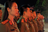 Xúc động hình ảnh Công an Thủ đô thành kính thả hoa đăng nhớ ơn các liệt sỹ trên dòng Thạch Hãn