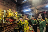 Xúc động hình ảnh Công an Thủ đô thành kính thả hoa đăng nhớ ơn các liệt sỹ trên dòng Thạch Hãn