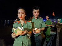 Xúc động hình ảnh Công an Thủ đô thành kính thả hoa đăng nhớ ơn các liệt sỹ trên dòng Thạch Hãn