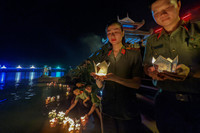 Xúc động hình ảnh Công an Thủ đô thành kính thả hoa đăng nhớ ơn các liệt sỹ trên dòng Thạch Hãn