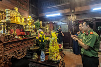 Xúc động hình ảnh Công an Thủ đô thành kính thả hoa đăng nhớ ơn các liệt sỹ trên dòng Thạch Hãn