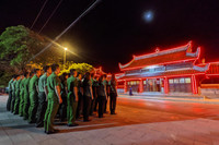 Xúc động hình ảnh Công an Thủ đô thành kính thả hoa đăng nhớ ơn các liệt sỹ trên dòng Thạch Hãn