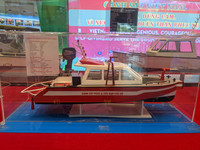 Tiểu liên và súng ngắn Việt Nam sản xuất trong dàn vũ khí khủng của lực lượng cảnh sát đang trưng bày ở Hà Nội