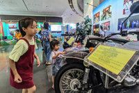 Tiểu liên và súng ngắn Việt Nam sản xuất trong dàn vũ khí khủng của lực lượng cảnh sát đang trưng bày ở Hà Nội