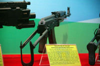 Tiểu liên và súng ngắn Việt Nam sản xuất trong dàn vũ khí khủng của lực lượng cảnh sát đang trưng bày ở Hà Nội