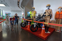 Tiểu liên và súng ngắn Việt Nam sản xuất trong dàn vũ khí khủng của lực lượng cảnh sát đang trưng bày ở Hà Nội