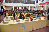 Cái bắt tay đặc biệt giữa người cựu binh 50 năm trước với thế hệ trẻ Công an Thủ đô hôm nay