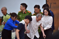 Cái bắt tay đặc biệt giữa người cựu binh 50 năm trước với thế hệ trẻ Công an Thủ đô hôm nay