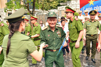 Hình ảnh ấm áp nghĩa tình Công an Thủ đô tri ân các cựu chiến binh tham gia giải phóng miền Nam 