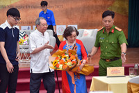 Cái bắt tay đặc biệt giữa người cựu binh 50 năm trước với thế hệ trẻ Công an Thủ đô hôm nay