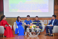 Cái bắt tay đặc biệt giữa người cựu binh 50 năm trước với thế hệ trẻ Công an Thủ đô hôm nay